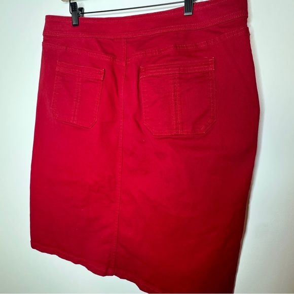 Red Button-Front Skirt - Picture 4 of 5